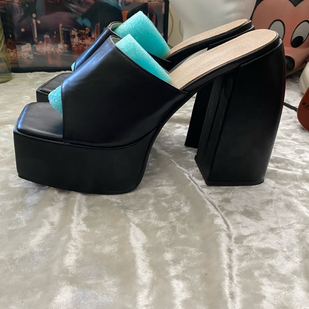 BRATZ BLACK STRAP PLATFORMS - Picture 5 of 6